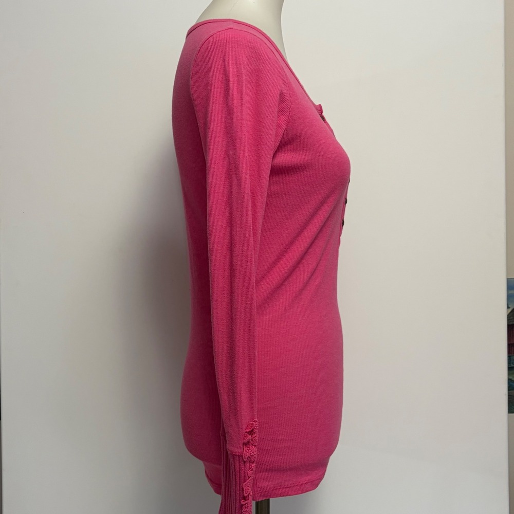 Hollister Henley Top Size M Pink Long Sleeve Ribbed Crochet AppliCuff Trim Y2K - Picture 5 of 9